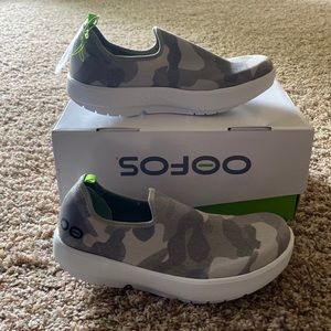 NIB. Oofos OOMG EEZEE Low Women’s white/green Camo. Size 9